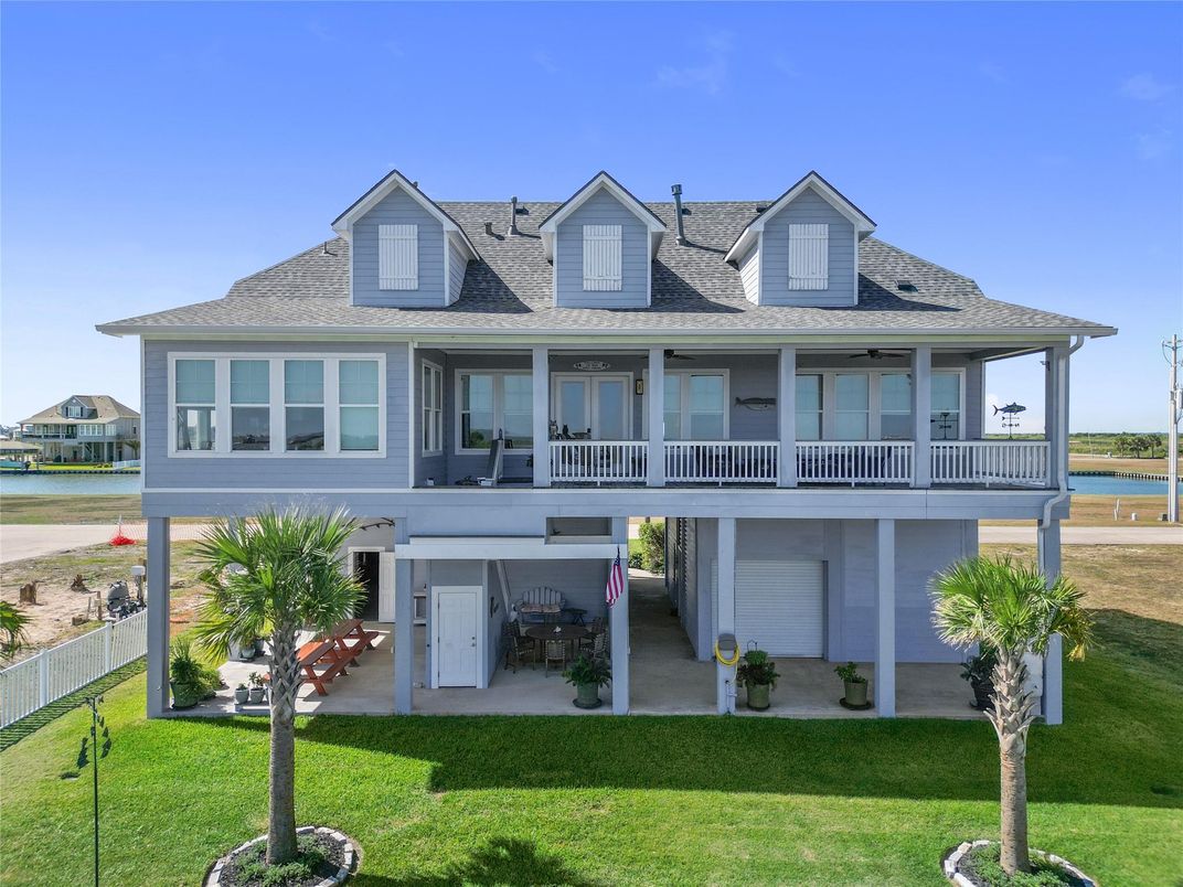 Exterior, Facade, Water, Farmhouse