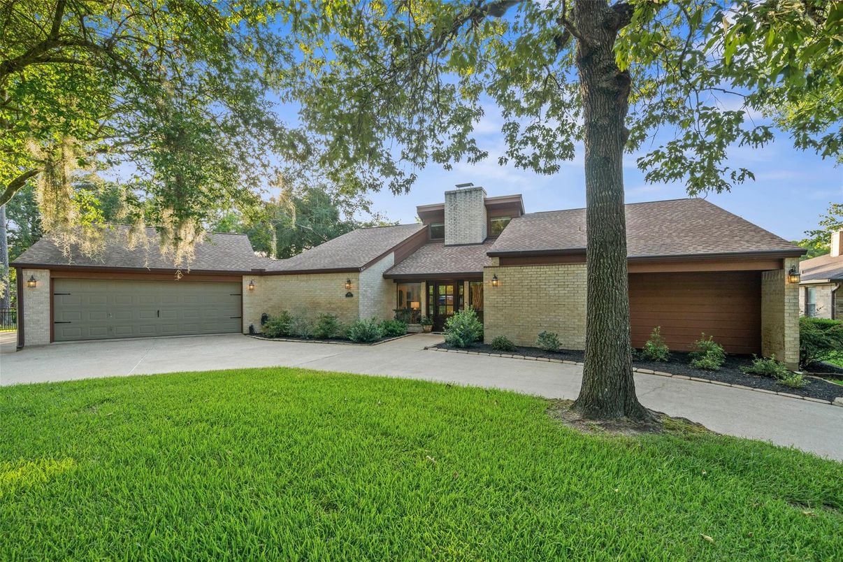 Attached, Backyard, Exterior, Facade, Brick Facade, Ranch