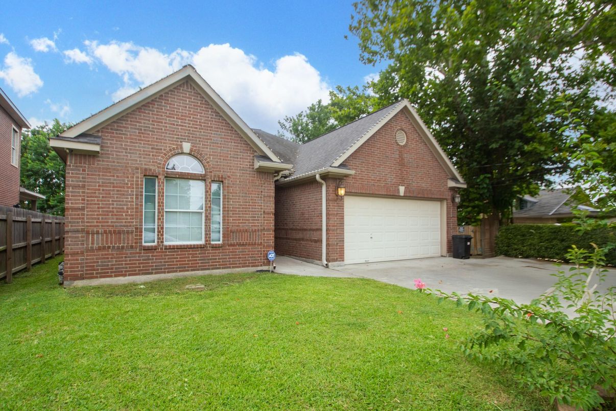 Attached, Exterior, Facade, Brick Facade, Brick Traditional