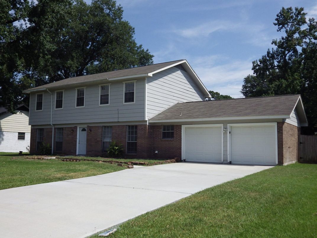 Attached, Exterior, Facade, Brick Facade, Split Level