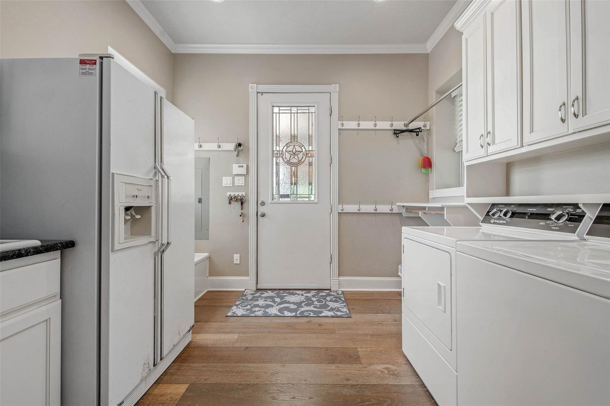 Interior, Washer, Wood Texture Flooring