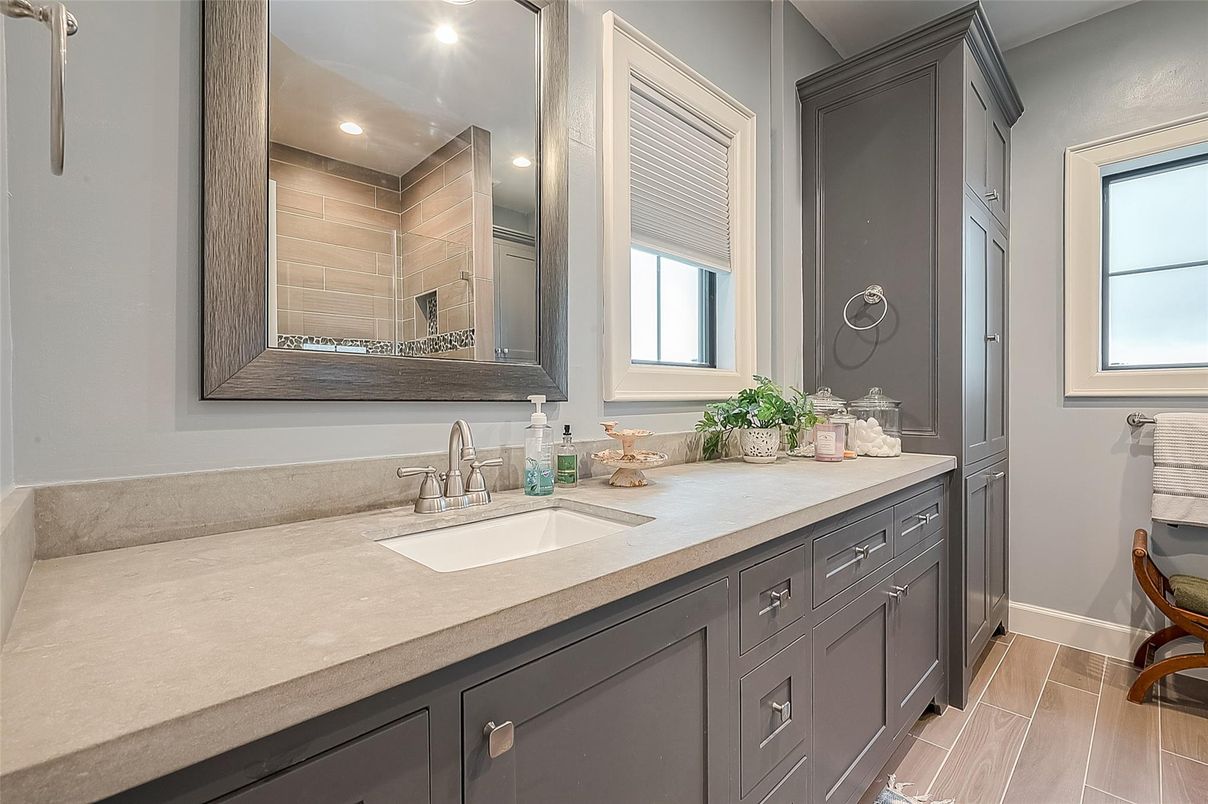Bathroom, Dual Sink Vanities, Interior, Recessed Lighting