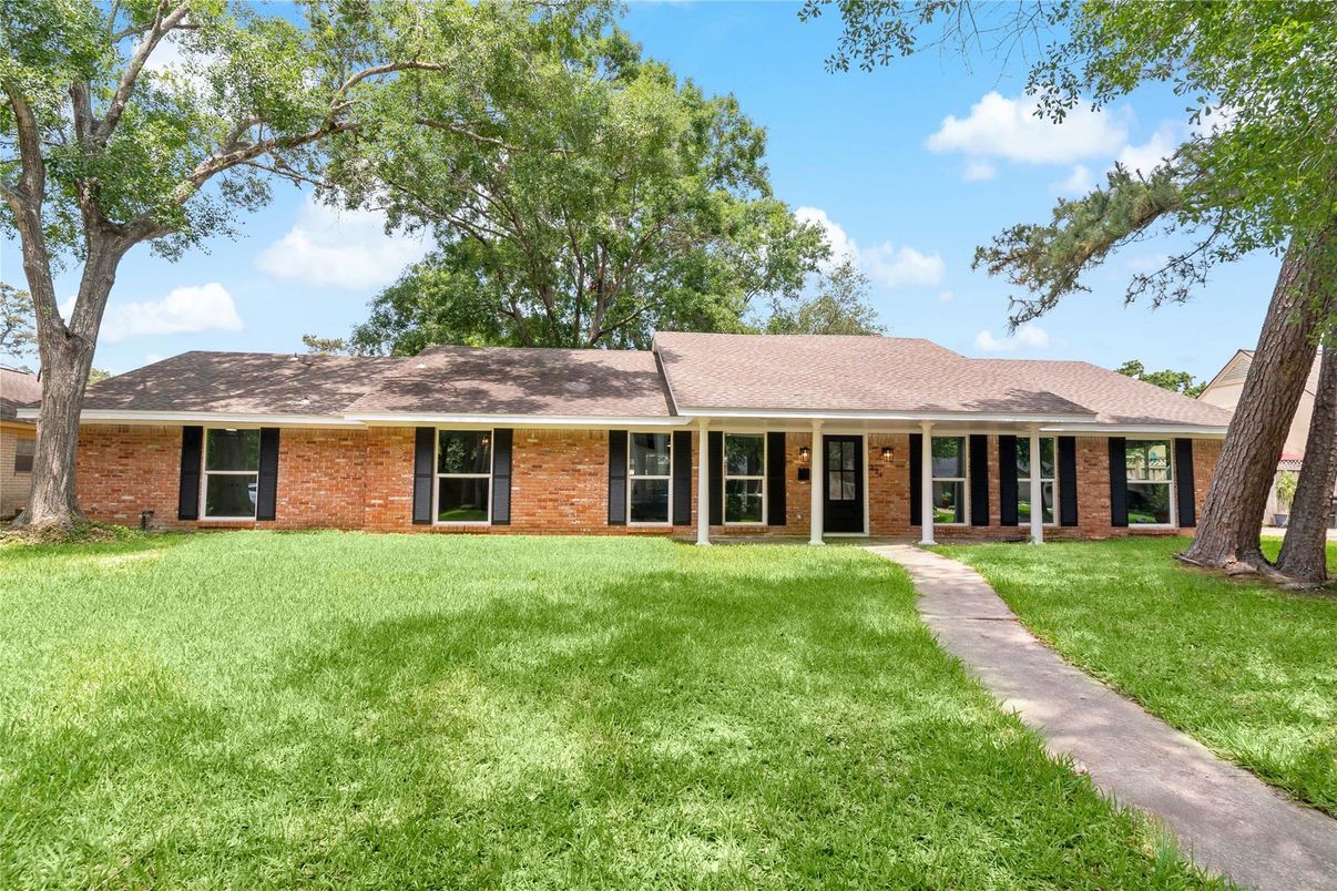 Exterior, Facade, Brick Facade, Ranch