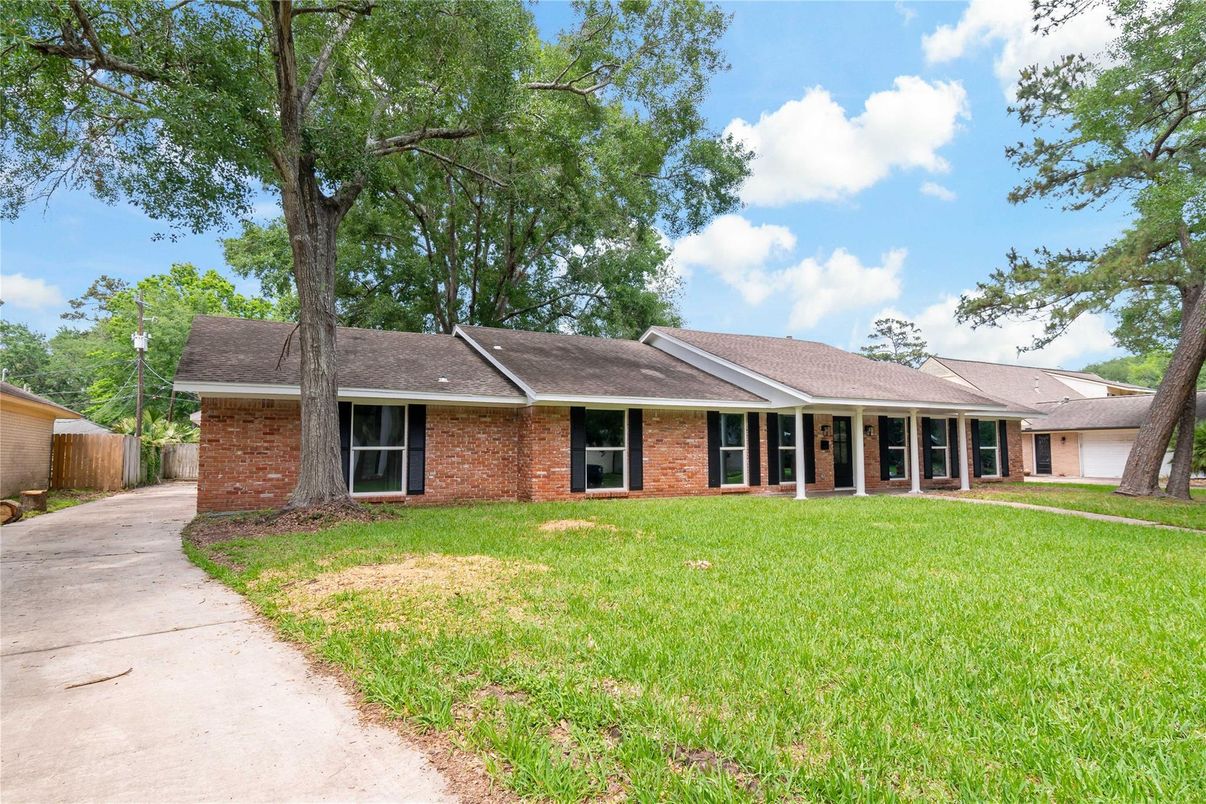 Exterior, Facade, Brick Facade, Ranch