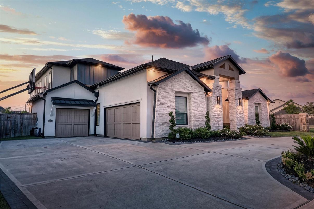 Attached, Exterior, Facade, Farmhouse
