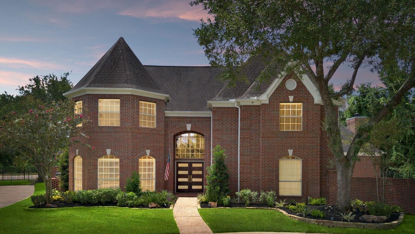 Exterior, Facade, Brick Facade, Brick Traditional