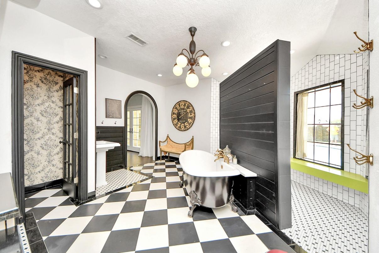 Bathroom, Free Standing Baths, Interior, Pendant Lights, Recessed Lighting