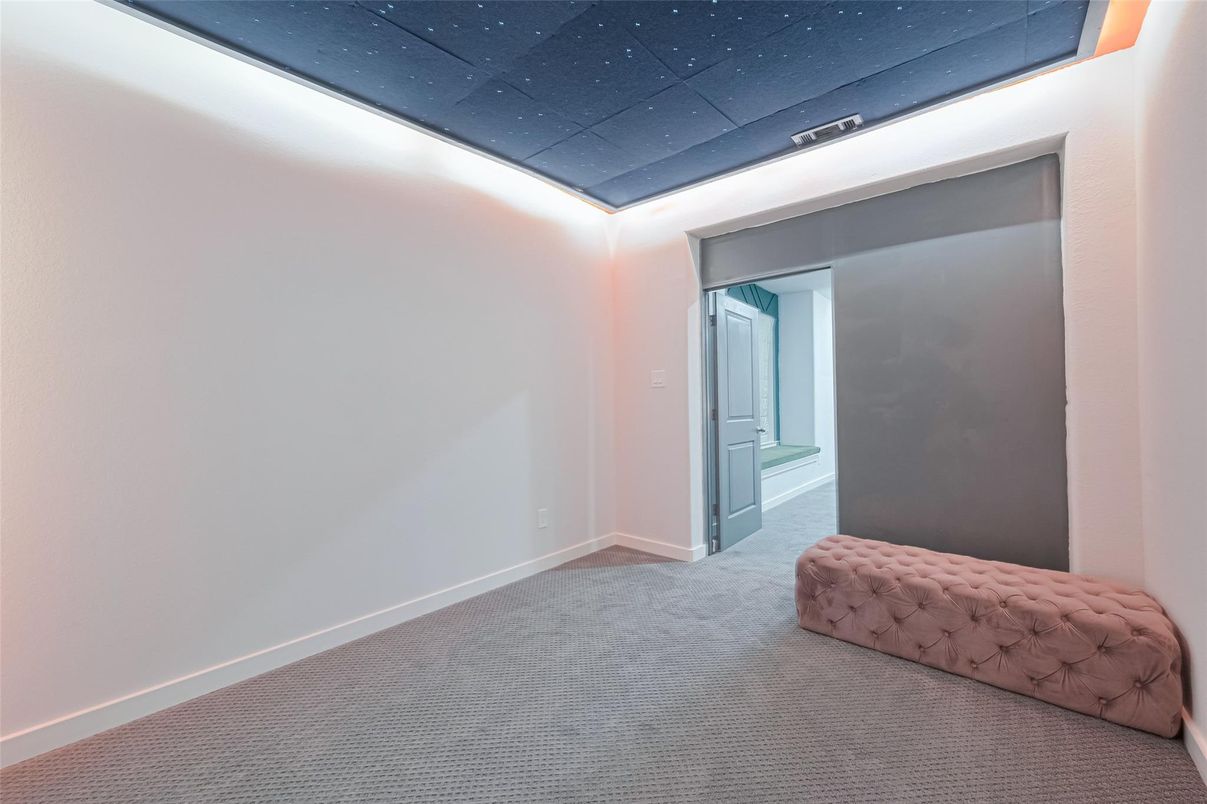 Empty room, Interior