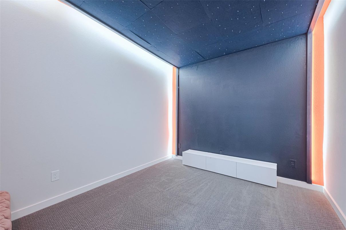 Empty room, Interior
