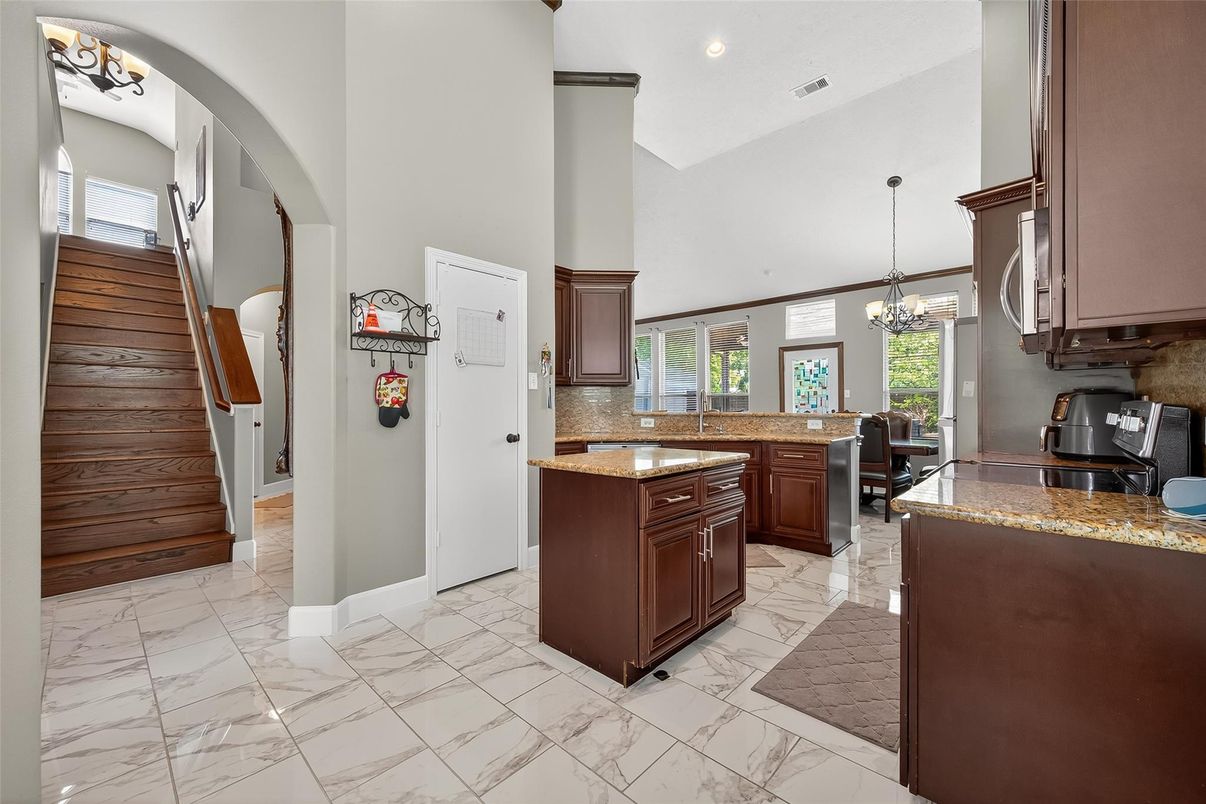 Chandelier, Dining room, Interior, Kitchen, Marble, Recessed Lighting