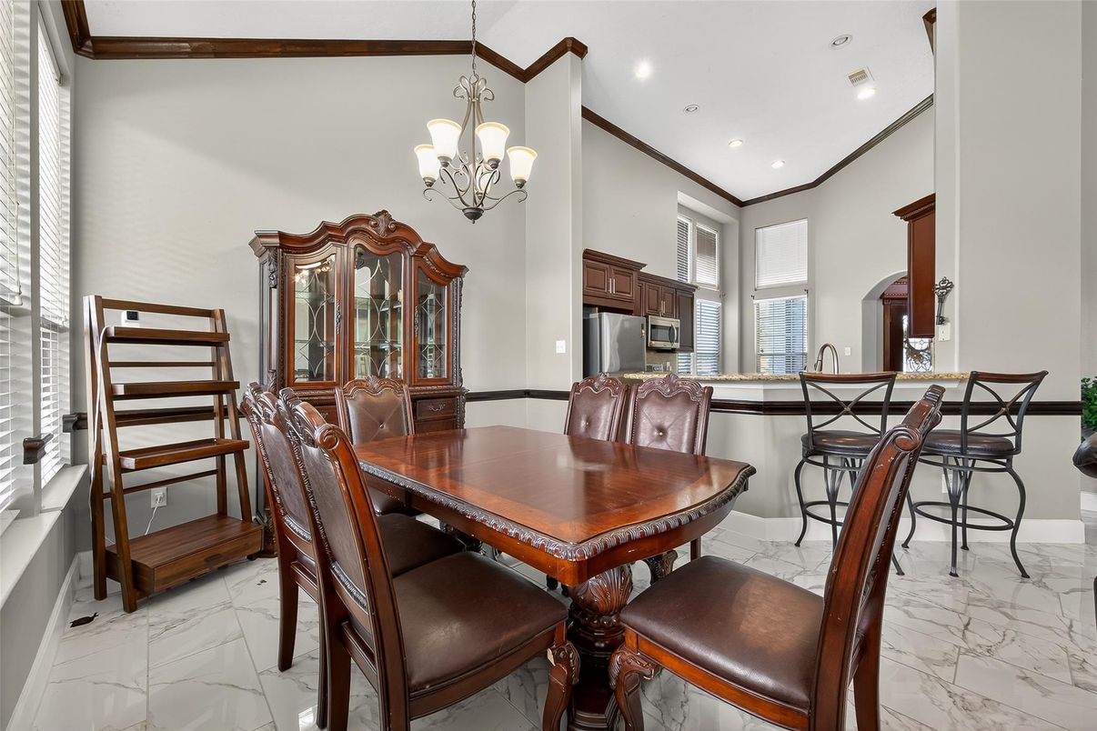 Chandelier, Dining room, Interior, Kitchen, Marble, Recessed Lighting