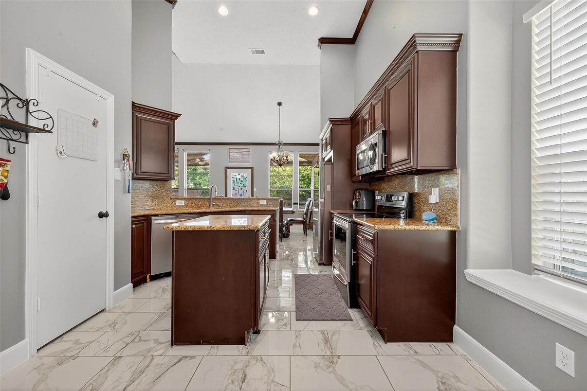 Chandelier, Dining room, Interior, Kitchen, Marble, Pendant Lights, Recessed Lighting