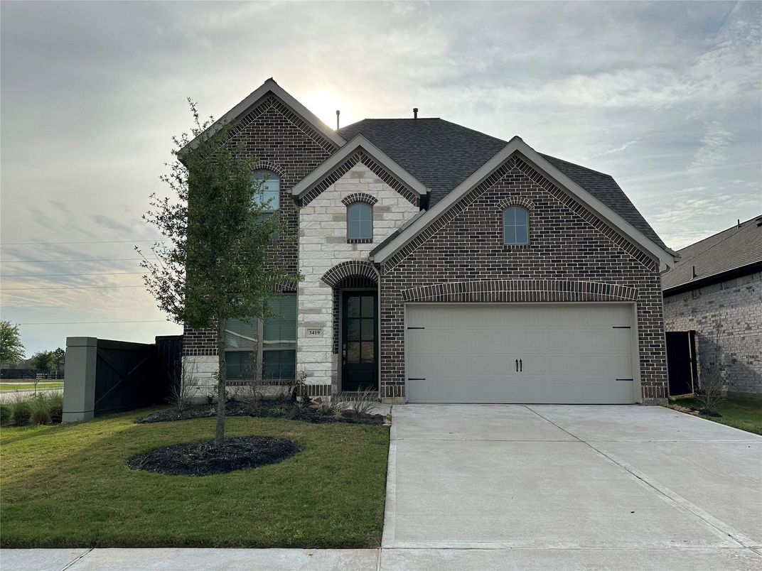 Attached, Exterior, Facade, Brick Traditional