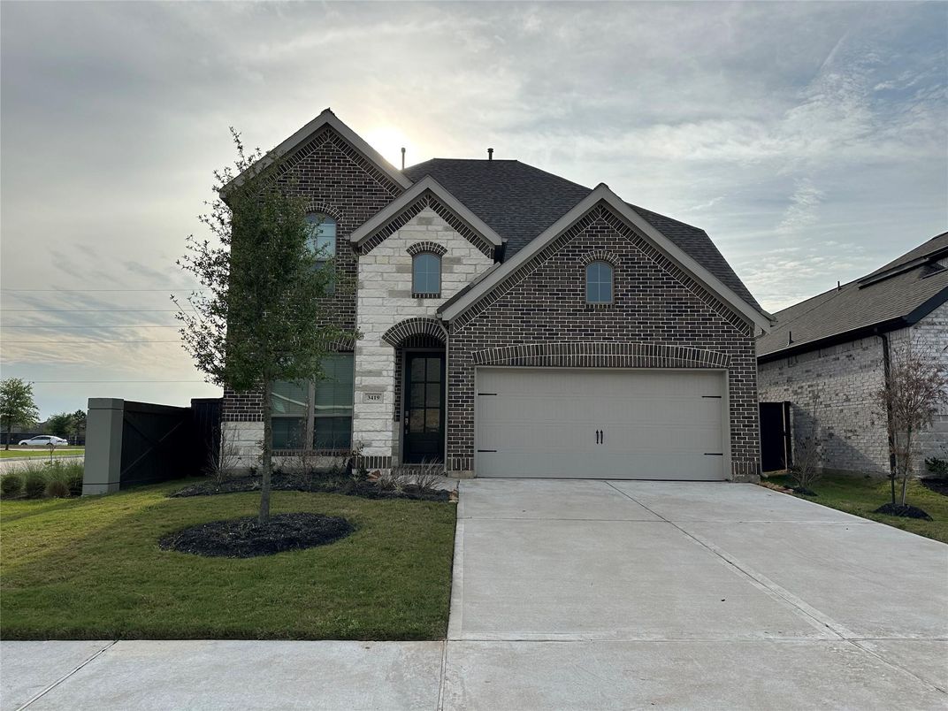 Attached, Exterior, Facade, Brick Traditional