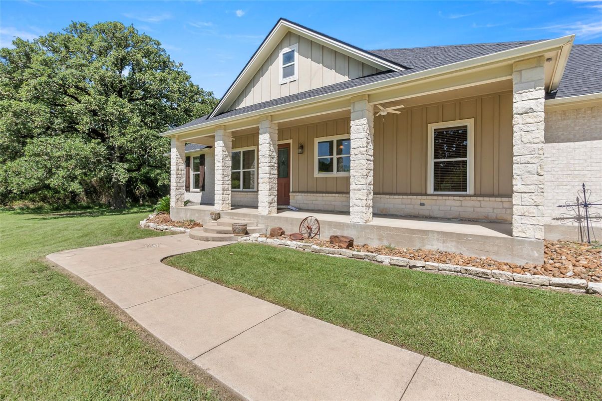 Exterior, Facade, Farmhouse