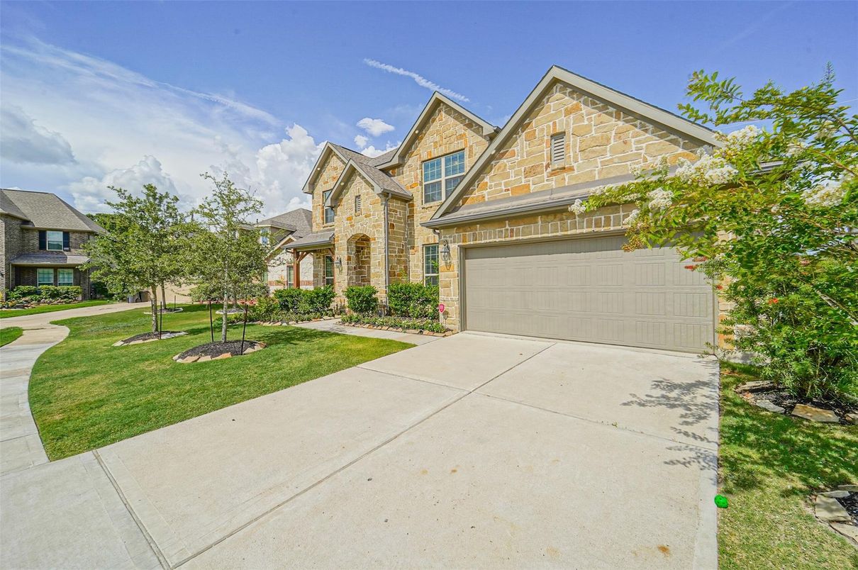 Attached, Exterior, Facade, Brick Traditional