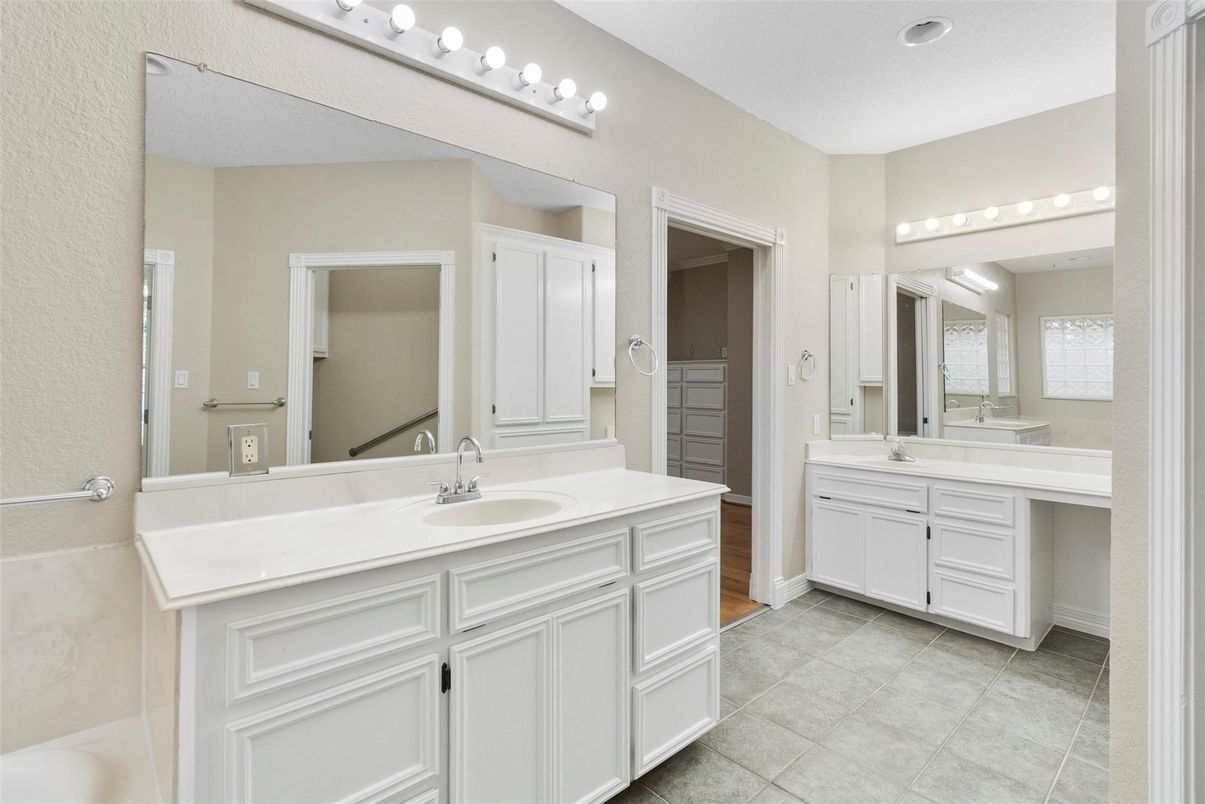 Bathroom, Dual Sink Vanities, Interior, Recessed Lighting