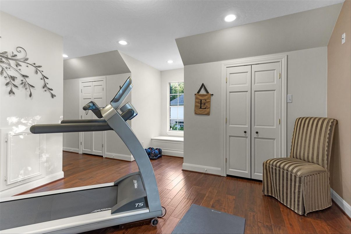 Fitness Equipment, Interior, Recessed Lighting, Wood Texture Flooring
