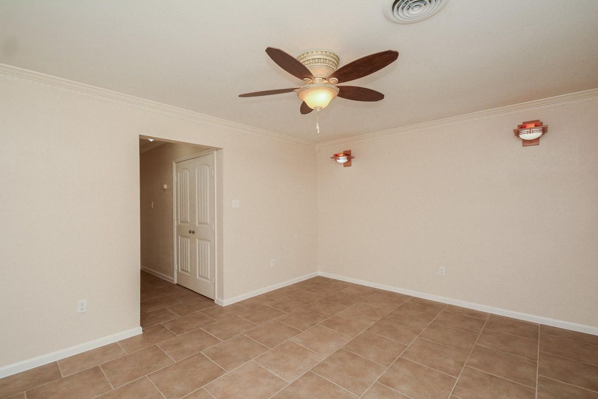 Empty room, Interior
