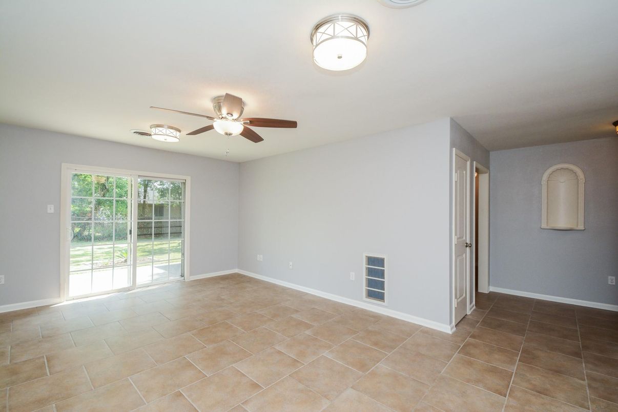 Empty room, Interior