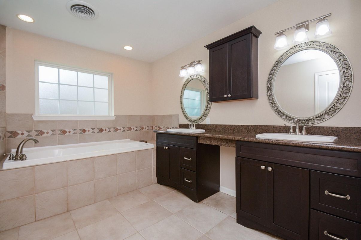 Bathroom, Dual Sink Vanities, Interior, Recessed Lighting