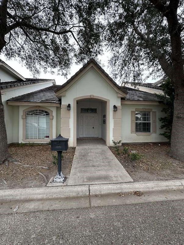 Exterior, Facade, Ranch