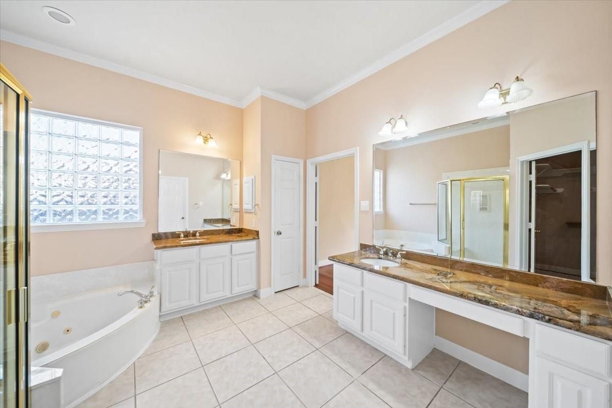 Bathroom, Dual Sink Vanities, Interior