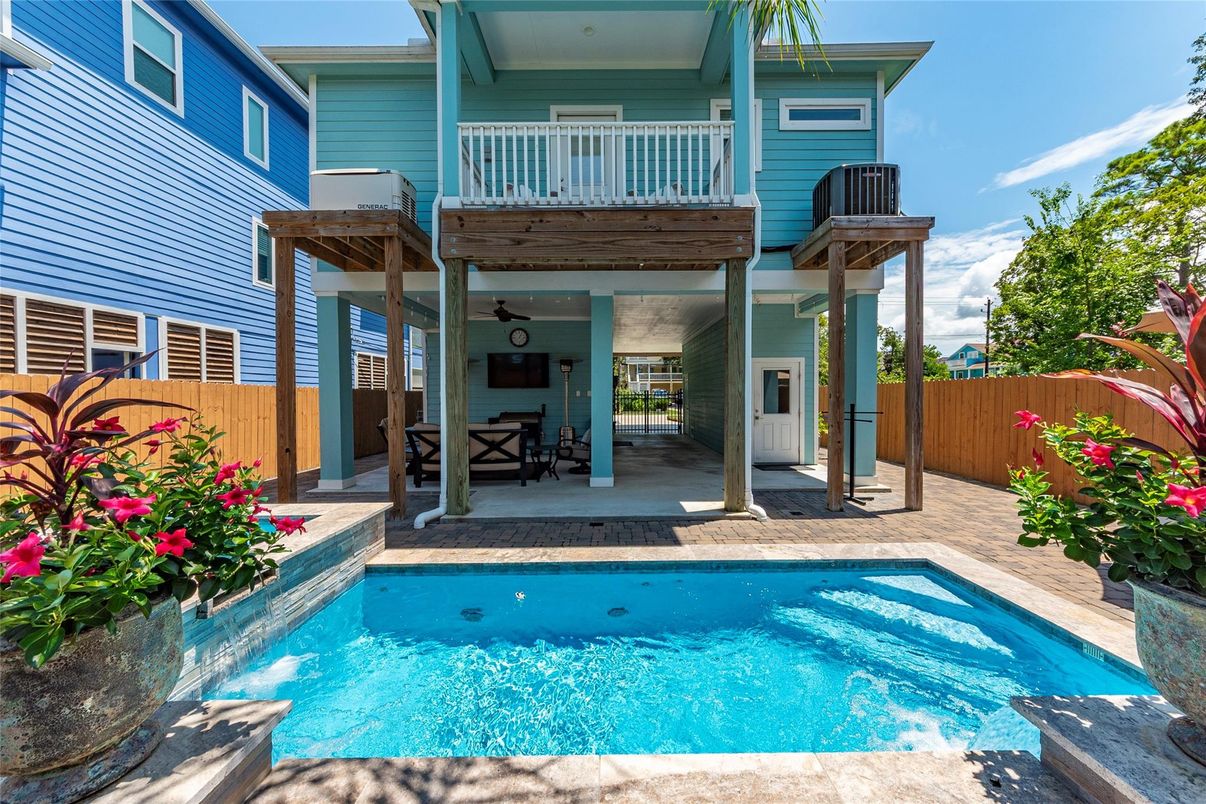 Exterior, Pool
