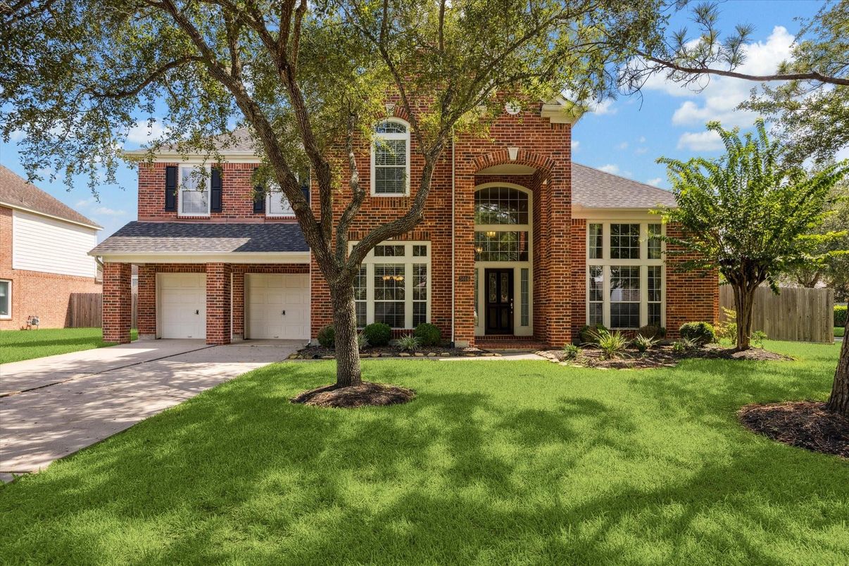 Attached, Exterior, Facade, Brick Facade, Georgian