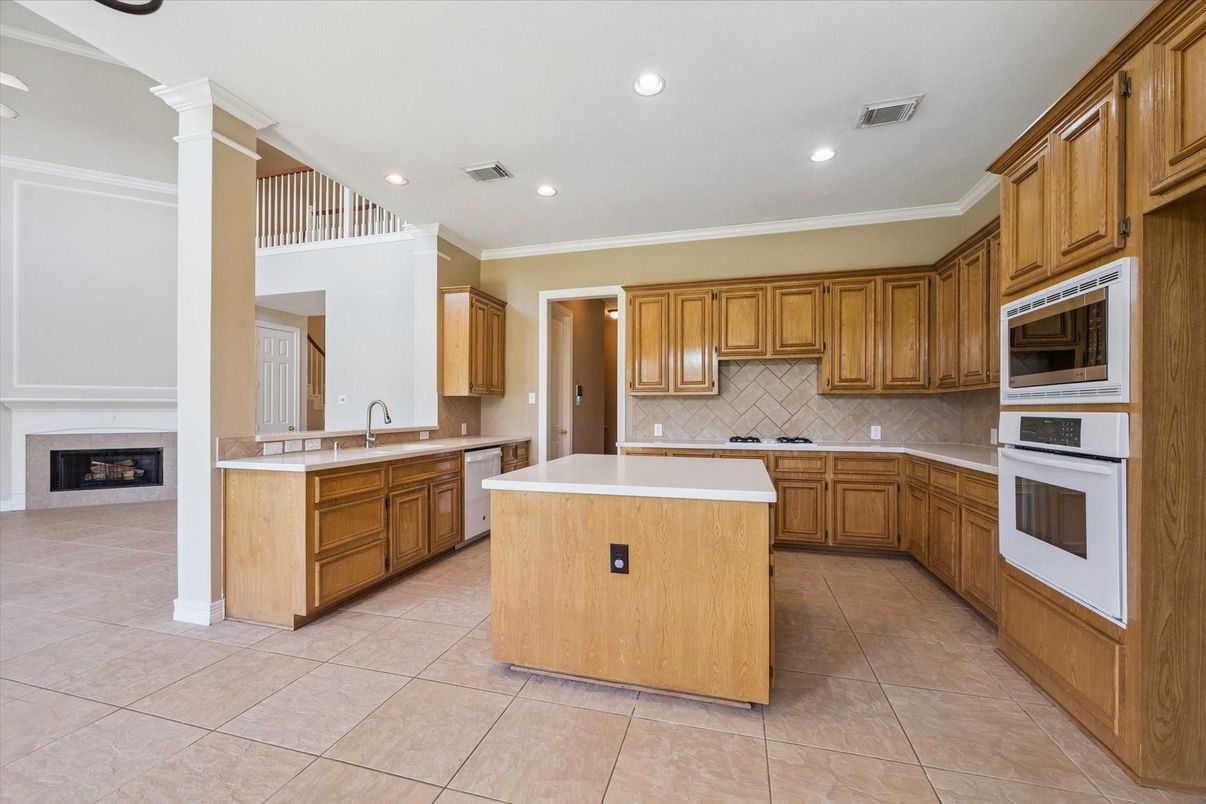 Fireplace, Interior, Kitchen, Recessed Lighting