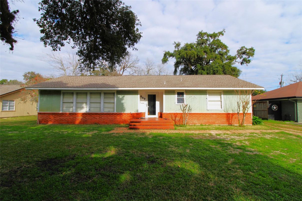 Backyard, Exterior, Facade, Ranch