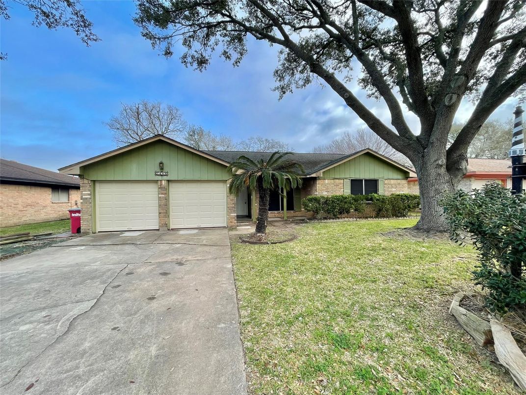 Attached, Exterior, Facade, Ranch