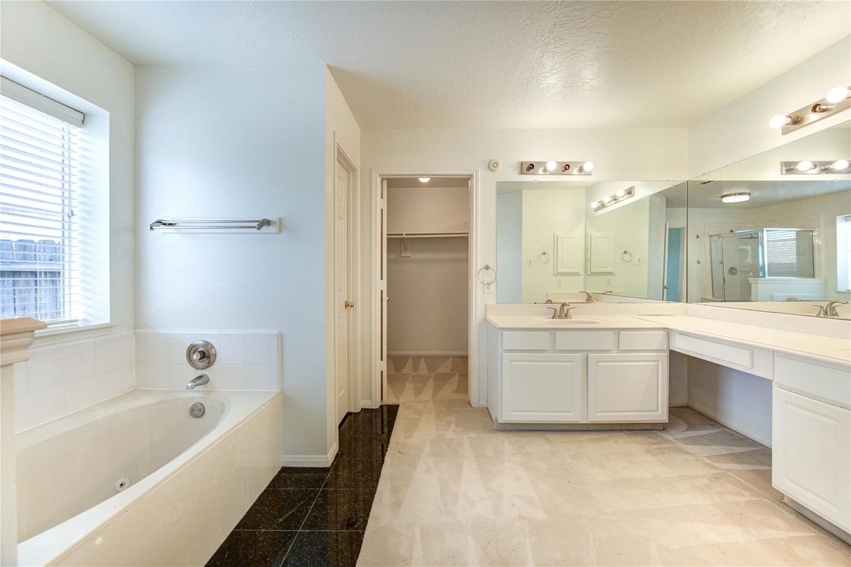 Bathroom, Dual Sink Vanities, Interior, Recessed Lighting