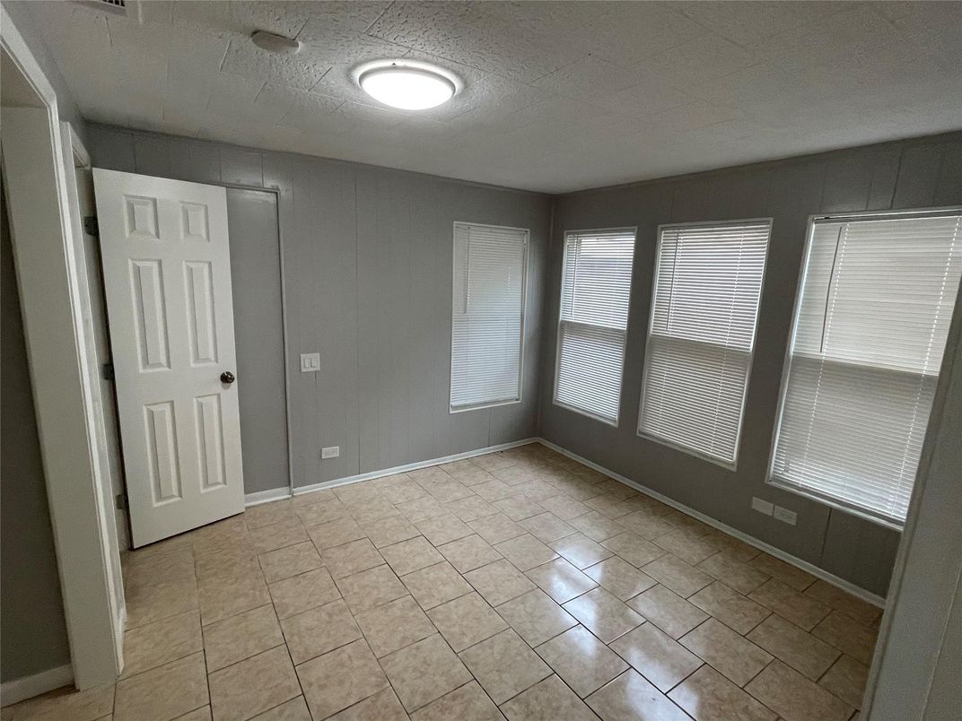 Empty room, Interior