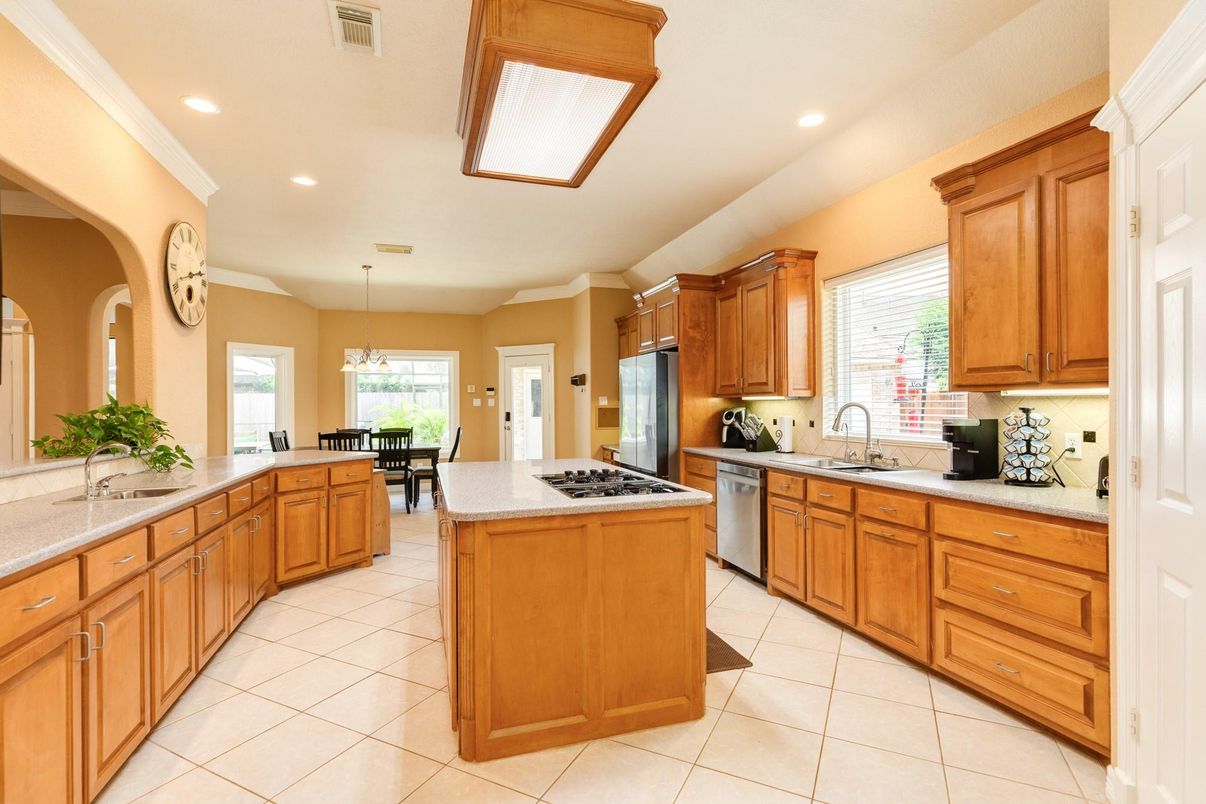 Dining room, Interior, Kitchen, Pendant Lights, Recessed Lighting, Stainless Steel Appliances