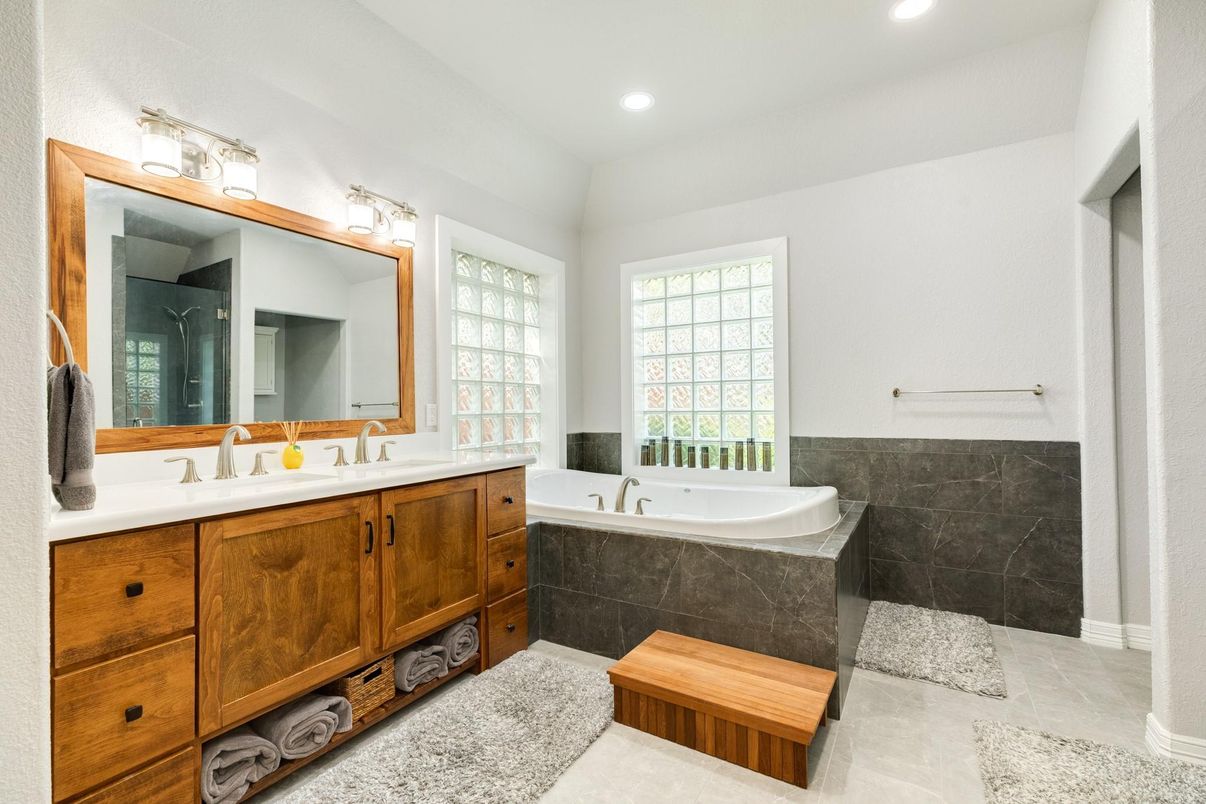 Bathroom, Dual Sink Vanities, Interior, Recessed Lighting