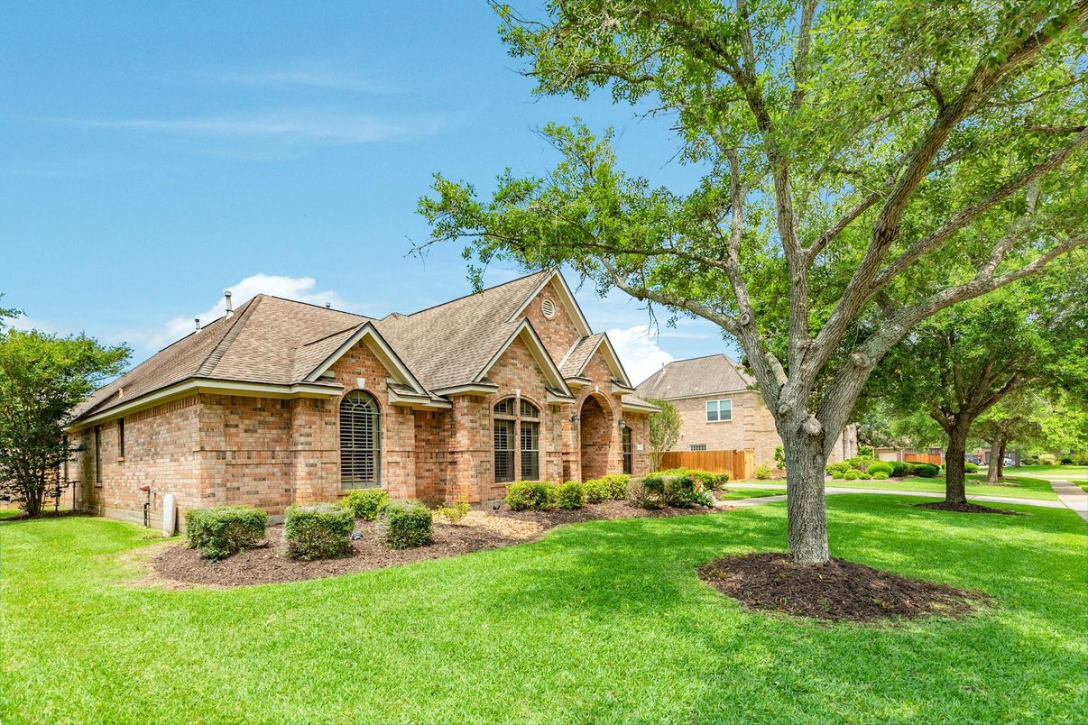 Backyard, Exterior, Facade, Brick Facade, Brick Traditional