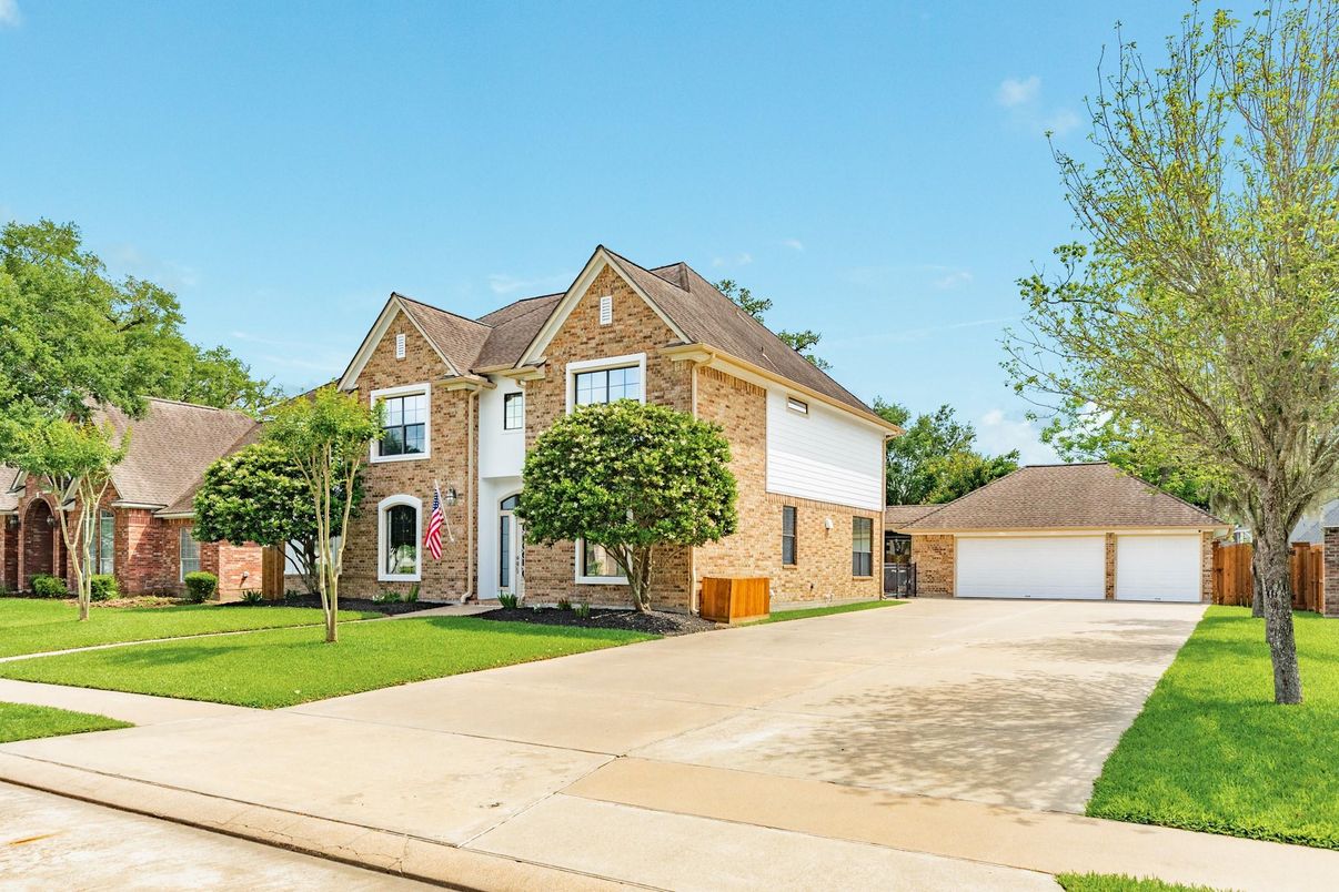 Detached Garage, Exterior, Facade, Brick Facade, French Provincial