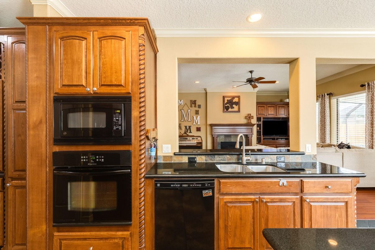 Fireplace, Interior, Kitchen, Recessed Lighting
