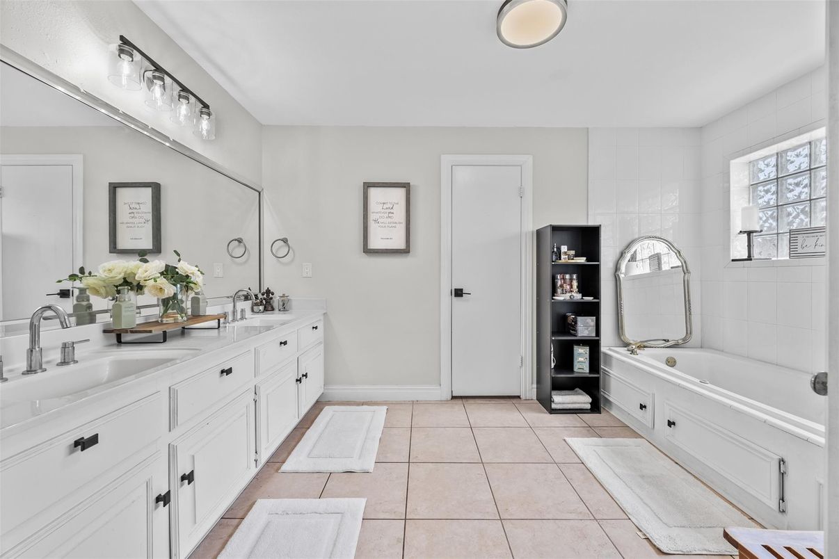 Bathroom, Dual Sink Vanities, Interior