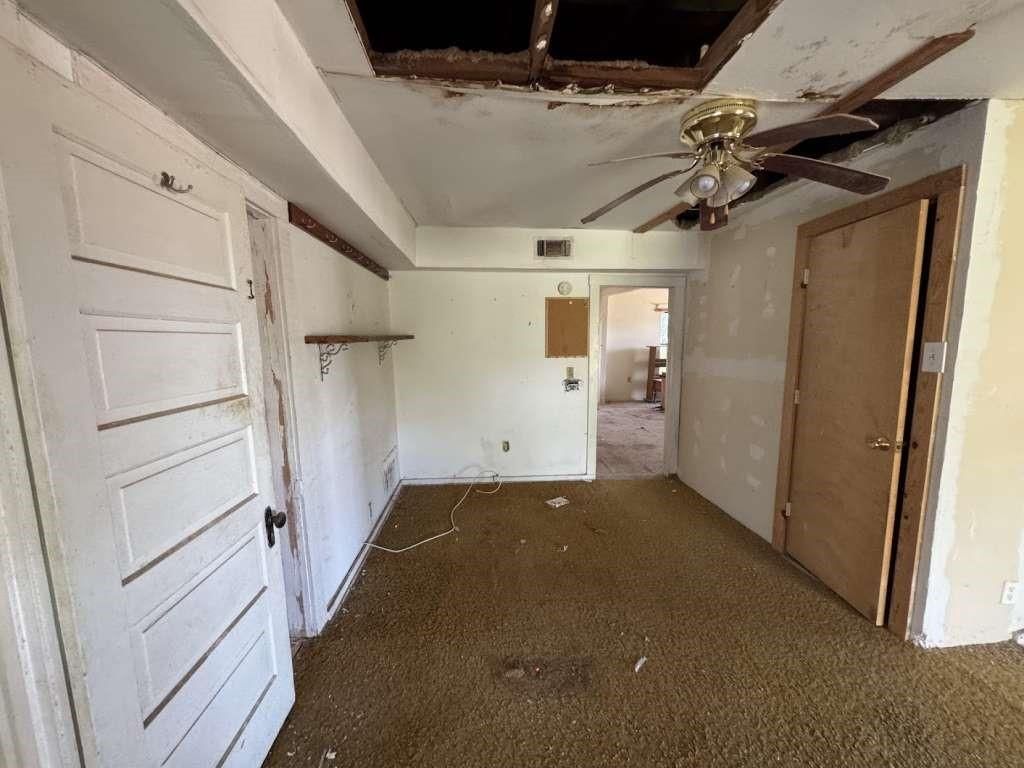 Empty room, Interior