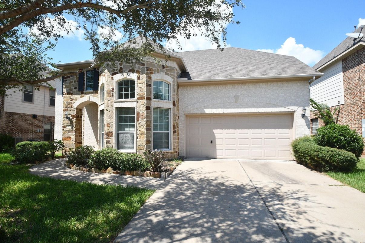 Attached, Exterior, Facade, Brick Traditional