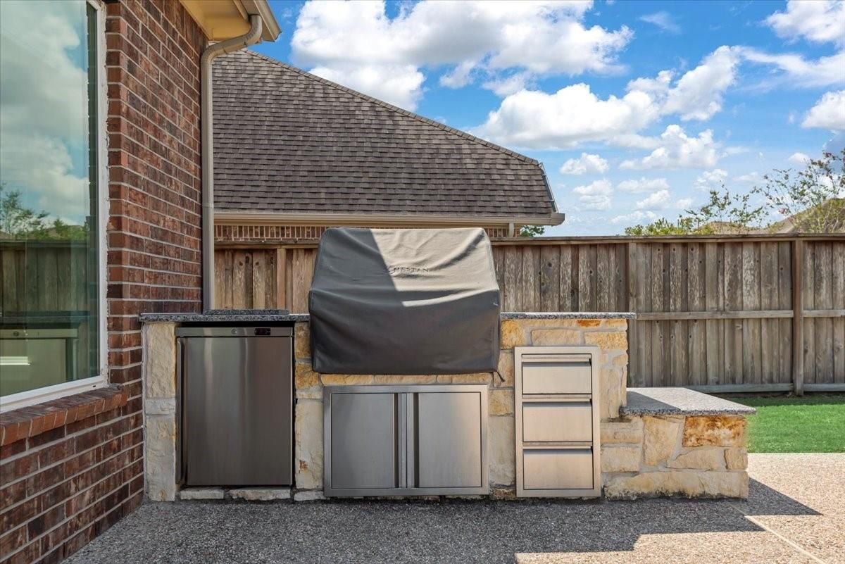Exterior, Outdoor Kitchen