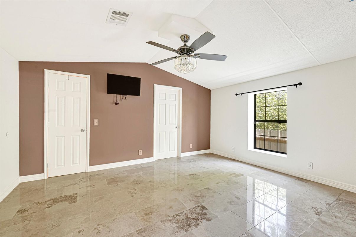 Empty room, Interior