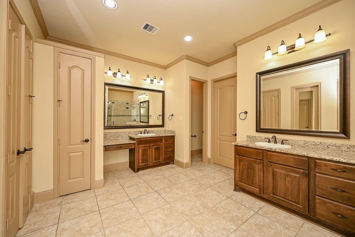 Bathroom, Dual Sink Vanities, Interior, Recessed Lighting