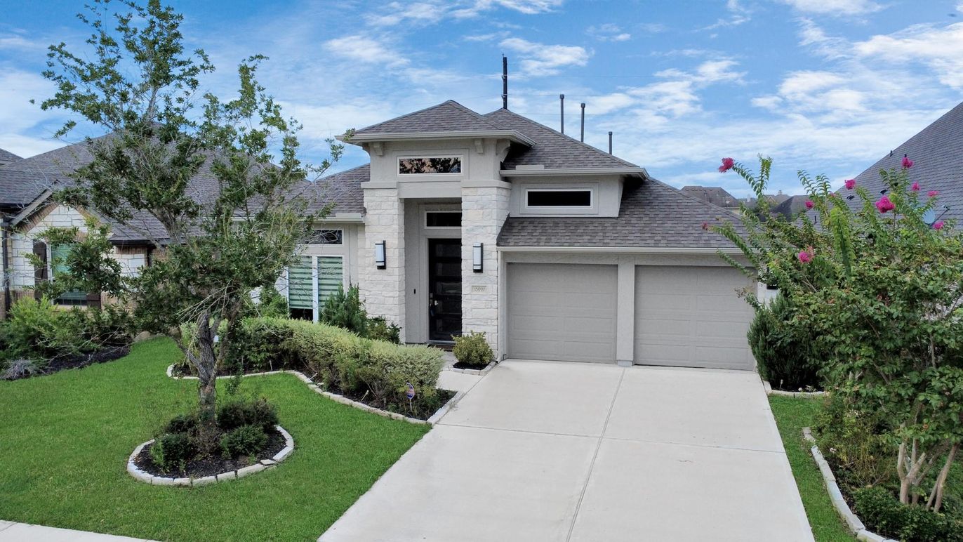 Attached, Exterior, Facade, French Provincial
