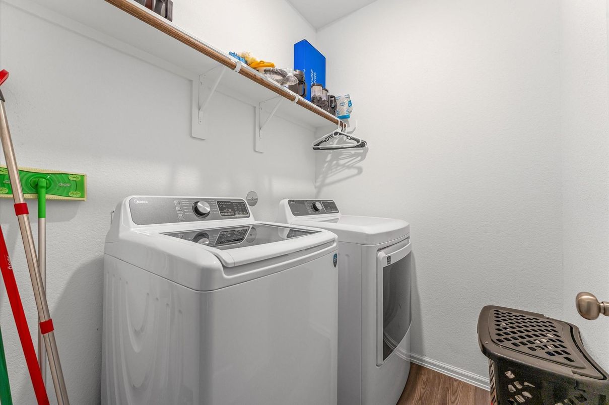Interior, Washer, Wood Texture Flooring