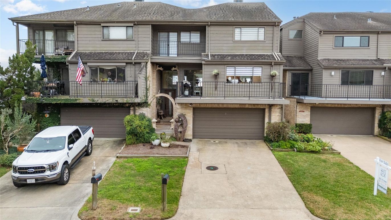 Attached, Exterior, Facade, Rowhouse