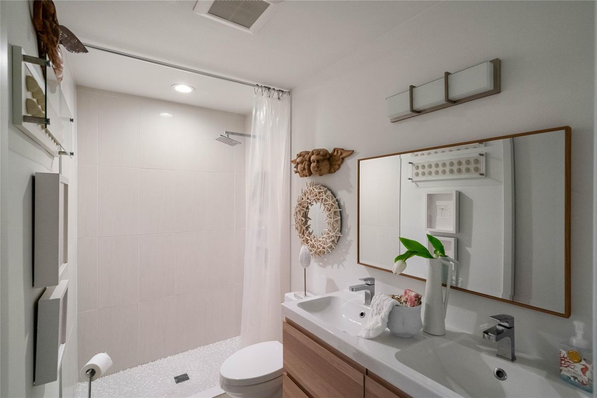Bathroom, Interior, Recessed Lighting