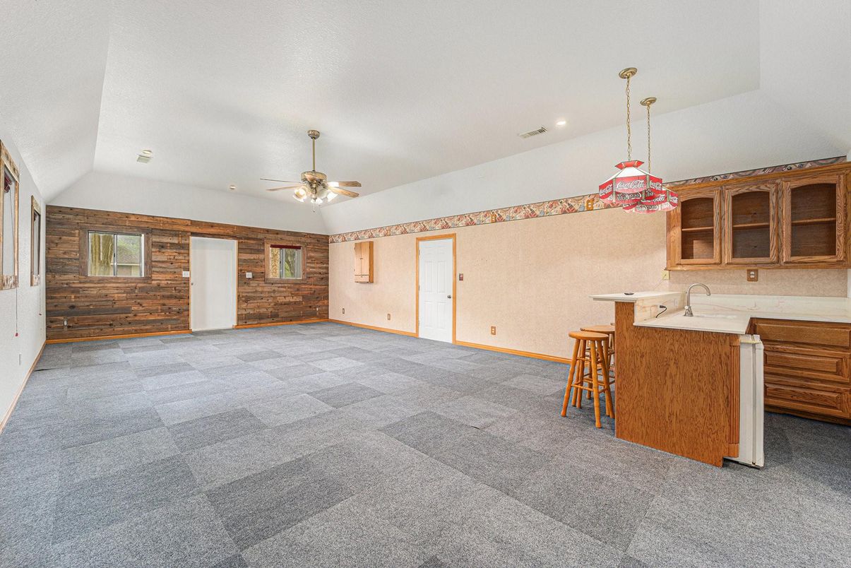 Empty room, Interior, Pendant Lights, Recessed Lighting, Wooden Walls